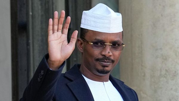 Chad's Interim President and Chairman transitional Military Council, Gen. Mahamat Idriss Deby, waves as he is welcomed by French President Emmanuel Macron for a meeting on the Sahel crisis at the Elysee Palace in Paris, Friday, Nov. 12, 2021. (AP Photo/Michel Euler) - Sputnik International