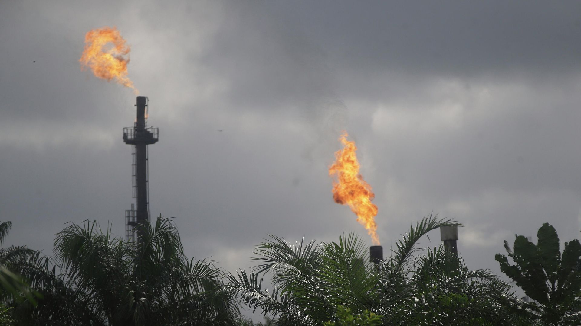 Gas flares belonging to the Agip Oil company are seen across farmland in Idu, Niger Delta area of Nigeria, Friday, Oct. 8, 2021. - Sputnik International, 1920, 21.10.2022