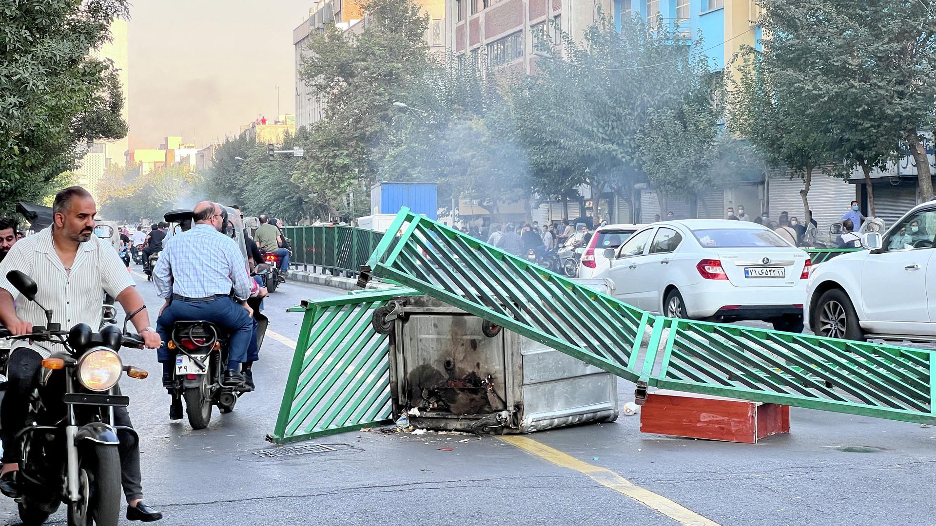 A picture obtained by AFP outside Iran, shows a garbage container blocking a road in the capital Tehran on October 8, 2022. - Sputnik International, 1920, 10.10.2022