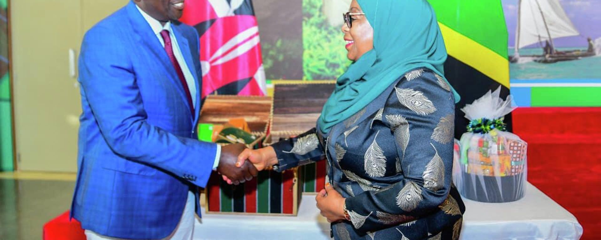 Kenyan President William Ruto and Tanzanian President Samia Suluhu Hassan shake hands during a bilateral trade summit in Dar es Salaam, Tanzania, on October 10, 2022. - Sputnik International, 1920, 10.10.2022