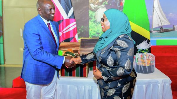 Kenyan President William Ruto and Tanzanian President Samia Suluhu Hassan shake hands during a bilateral trade summit in Dar es Salaam, Tanzania, on October 10, 2022. - Sputnik International