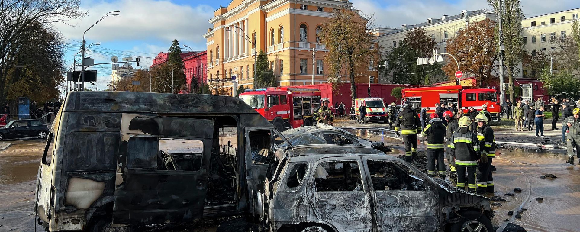 Rescue workers survey the scene of a Russian retaliatory strike on Kiev, Ukraine on Monday, Oct. 10, 2022. Rescue workers survey the scene of a Russian retaliatory strike on Kiev, Ukraine on Monday, Oct. 10, 2022. - Sputnik International, 1920, 12.11.2022