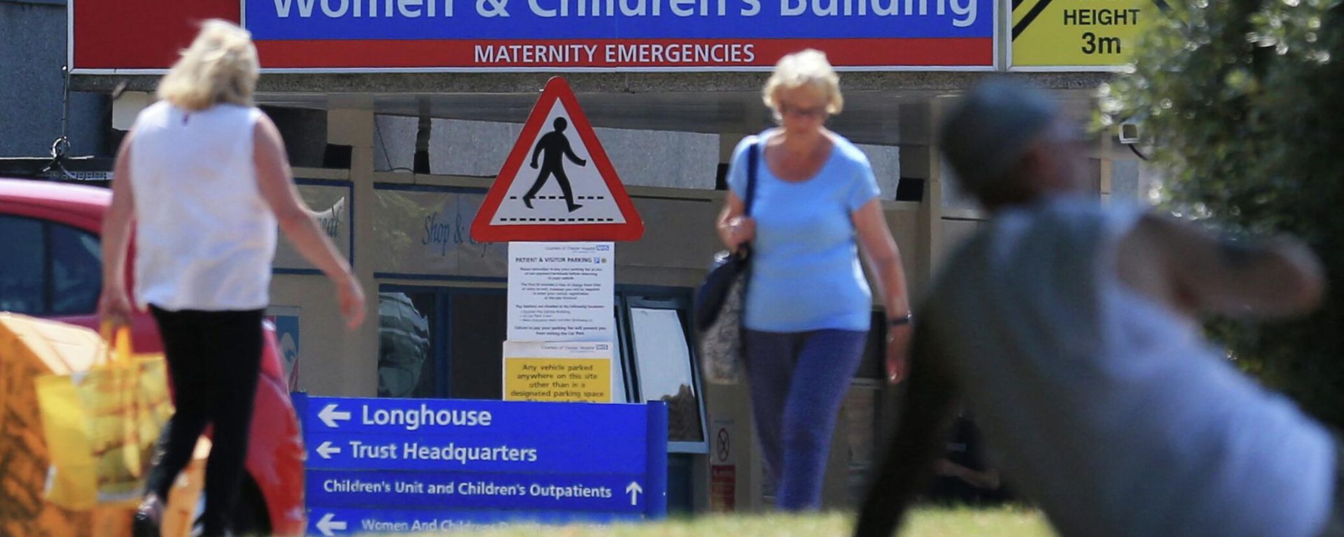 People walk past the Women and Children's Building at the Countess of Chester Hospital in Chester, north west England on July 5, 2018. - Sputnik International, 1920, 11.10.2022
