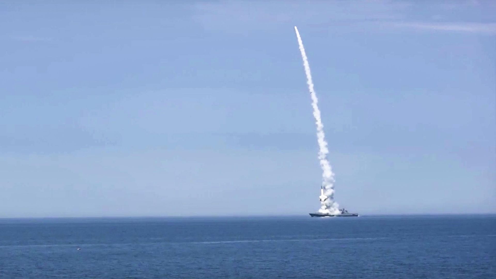 In this photo released by Russian Defense Ministry Press Service on Monday, Oct. 10, 2022, a Russian warship launches a cruise missile at a target in Ukraine. In this photo released by Russian Defense Ministry Press Service on Monday, Oct. 10, 2022, a Russian warship launches a cruise missile at a target in Ukraine. - Sputnik International, 1920, 11.10.2022