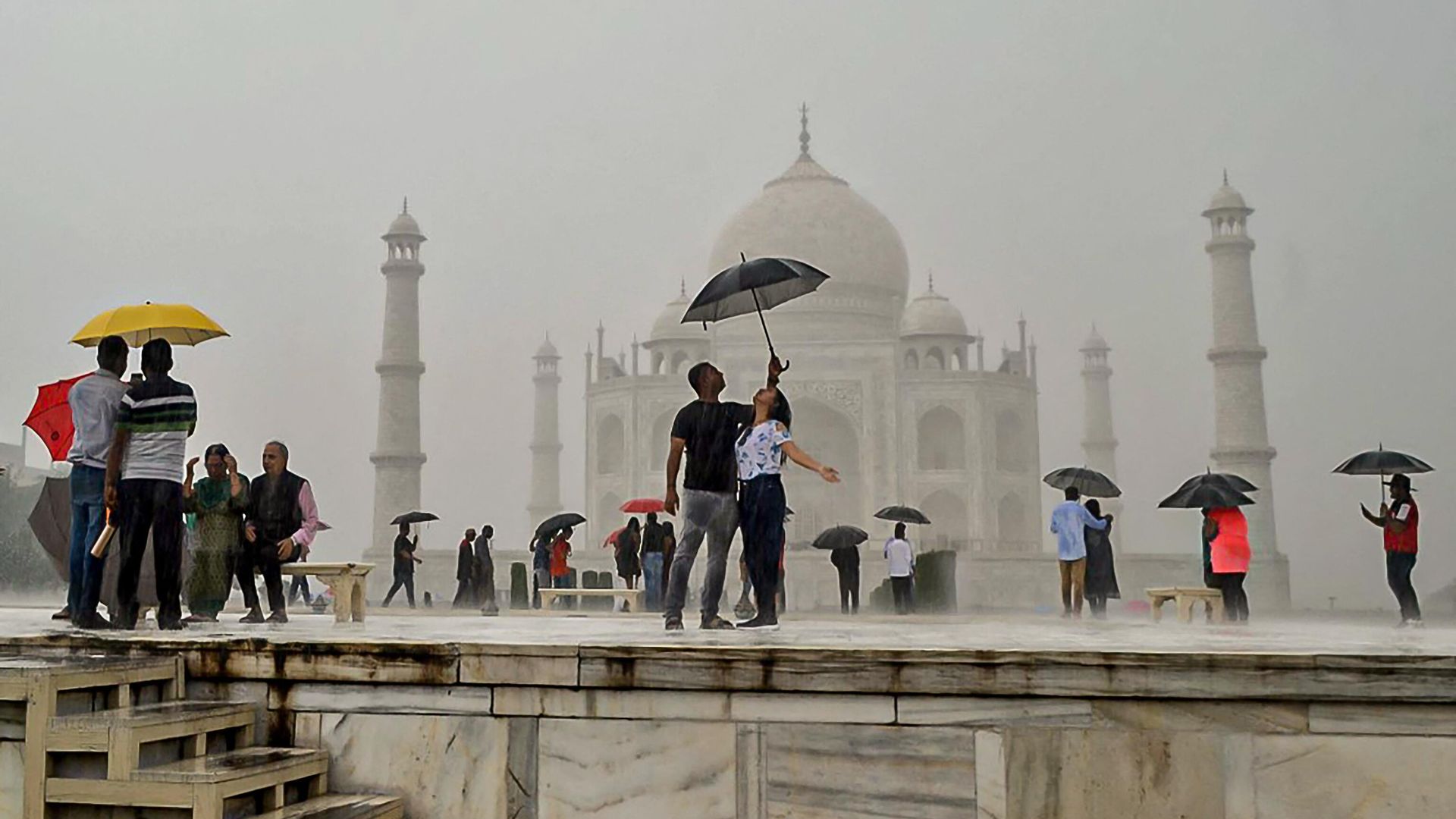 Tourists hold umbrellas and pose for pictures as they visit the Taj Mahal during a downpour in Agra on October 9, 2022. Tourists hold umbrellas and pose for pictures as they visit the Taj Mahal during a downpour in Agra on October 9, 2022. - Sputnik International, 1920, 11.10.2022
