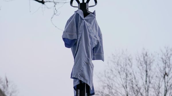 An NHS uniform is hung at a lamp, during an anti vaccines protest, in London, Saturday, Jan. 22, 2022. - Sputnik International