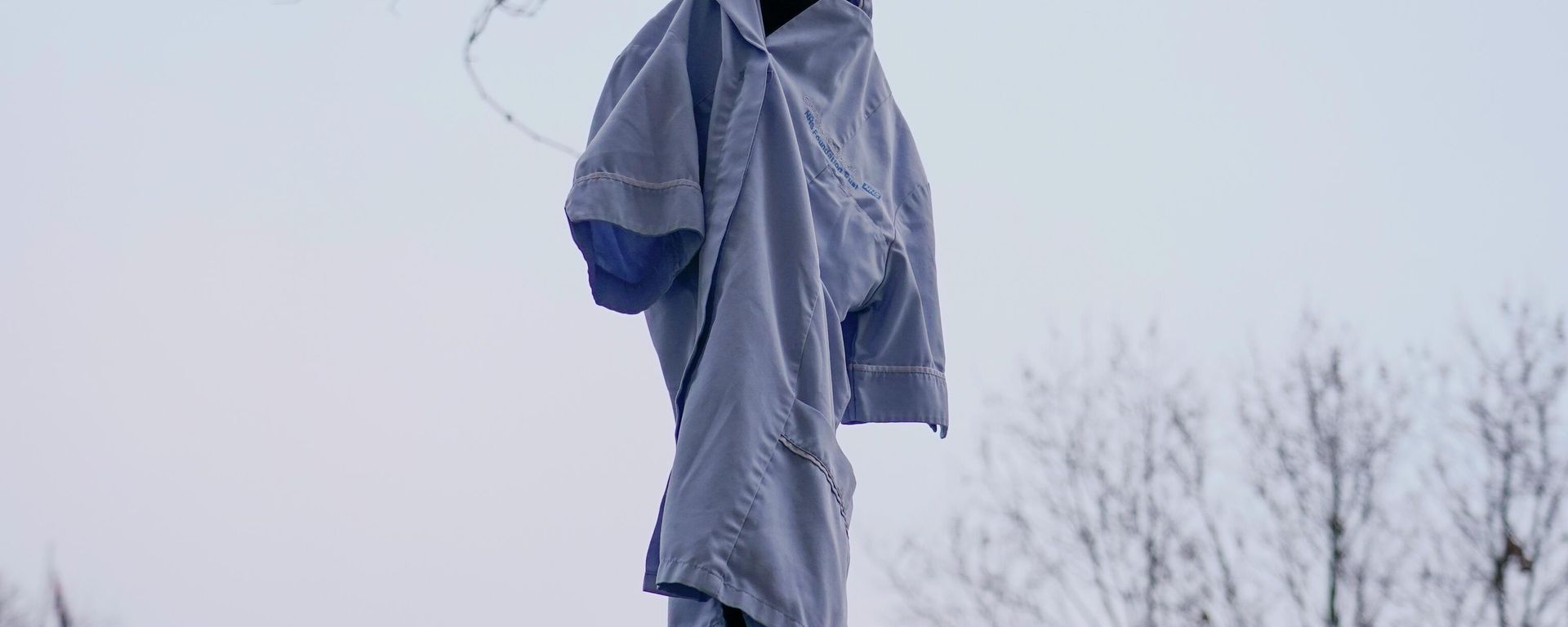 An NHS uniform is hung at a lamp, during an anti vaccines protest, in London, Saturday, Jan. 22, 2022. An NHS uniform is hung at a lamp, during an anti vaccines protest, in London, Saturday, Jan. 22, 2022. - Sputnik International, 1920, 17.10.2022