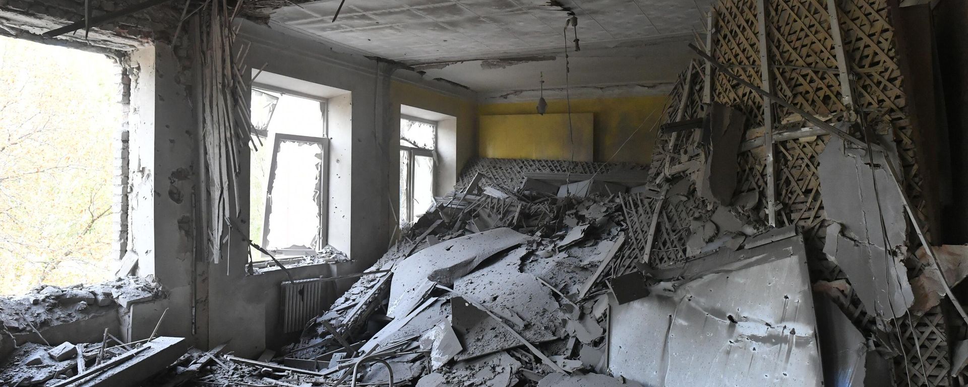 A view shows a classroom of the school №7 damaged by a recent Ukrainian shelling in Kalinin district of Donetsk, Donetsk People's Republic, Russia. A view shows a classroom of the school №7 damaged by a recent Ukrainian shelling in Kalinin district of Donetsk, Donetsk People's Republic, Russia. - Sputnik International, 1920, 18.12.2022
