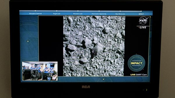 A television at NASA's Kennedy Space Center in Cape Canaveral, Florida, captures the final images from the Double Asteroid Redirection Test (DART) as it smashes into the asteroid Dimorphos on September 26, 2022. - Sputnik International