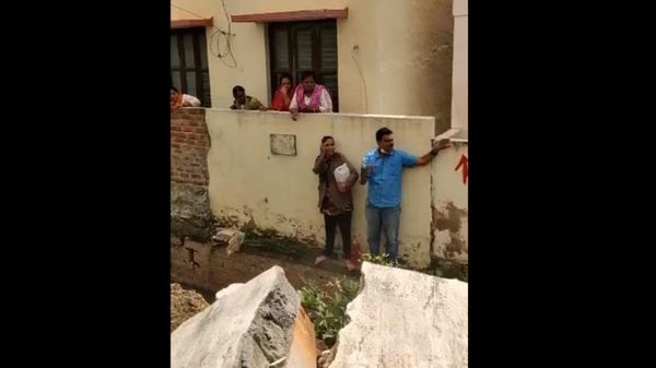  The couple who threatened to commit suicide if BBMP goes ahead demolishing their wall  - Sputnik International