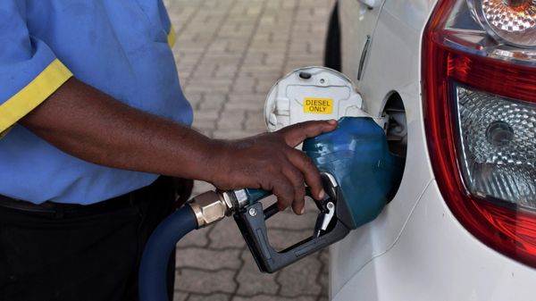 A man fills diesel in a car at a fuel station in New Delhi, India, Sunday, Oct. 19, 2014. - Sputnik International