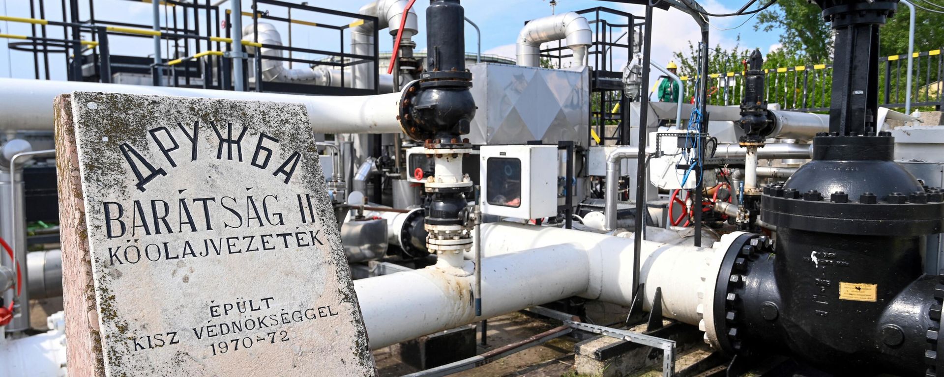 A photo taken on May 5, 2022 shows the receiver station of the Druzhba pipeline of petroleum between Hungary and Russia with a memorial plate of its construction at the Duna (Danube) Refinery of Hungarian MOL Company located near the town of Szazhalombatta, about 30 km south of Budapest. A photo taken on May 5, 2022 shows the receiver station of the Druzhba pipeline of petroleum between Hungary and Russia with a memorial plate of its construction at the Duna (Danube) Refinery of Hungarian MOL Company located near the town of Szazhalombatta, about 30 km south of Budapest. - Sputnik International, 1920, 12.10.2022