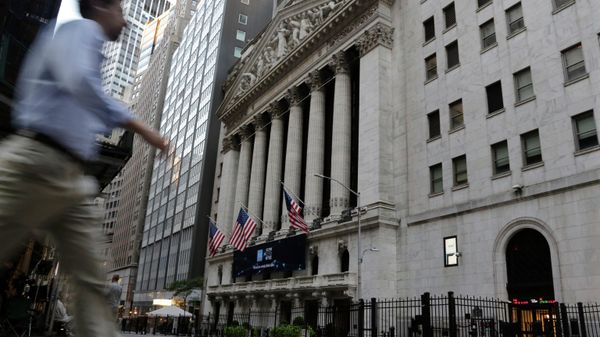 A man walks past the New York Stock Exchange, Wednesday, Sept. 21, 2022, in New York.  - Sputnik International
