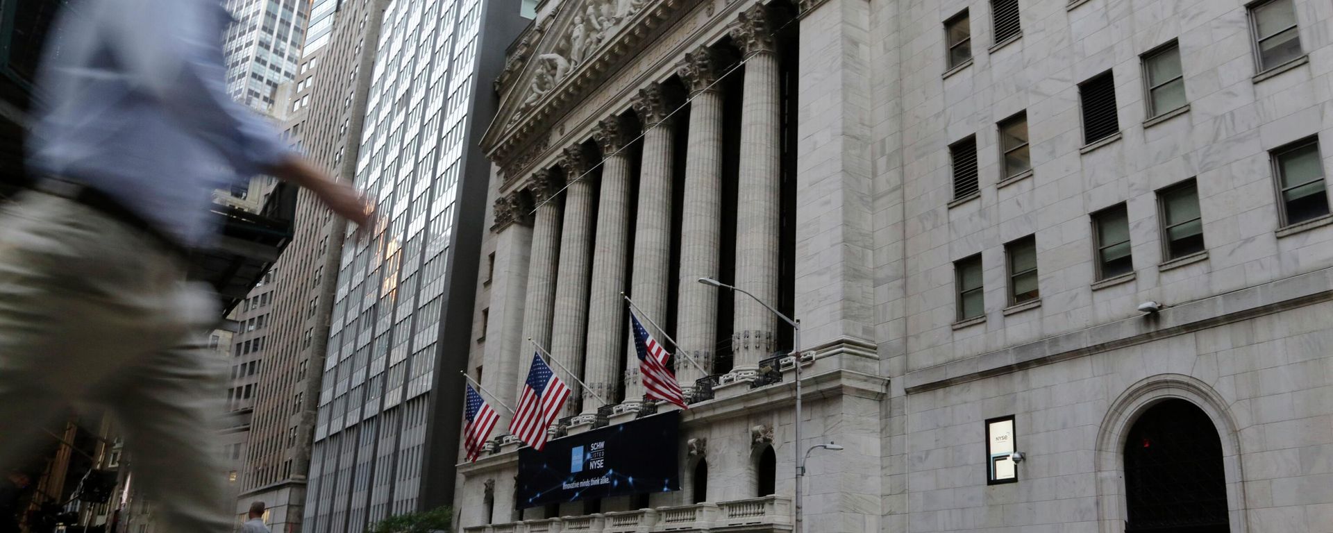 A man walks past the New York Stock Exchange, Wednesday, Sept. 21, 2022, in New York.  - Sputnik International, 1920, 02.08.2023