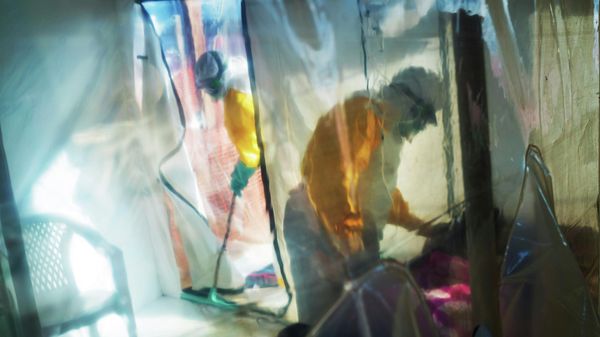Health workers wearing protective suits tend to to an Ebola victim kept in an isolation tent in Beni, Democratic Republic of Congo, on Saturday, July 13, 2019. - Sputnik International