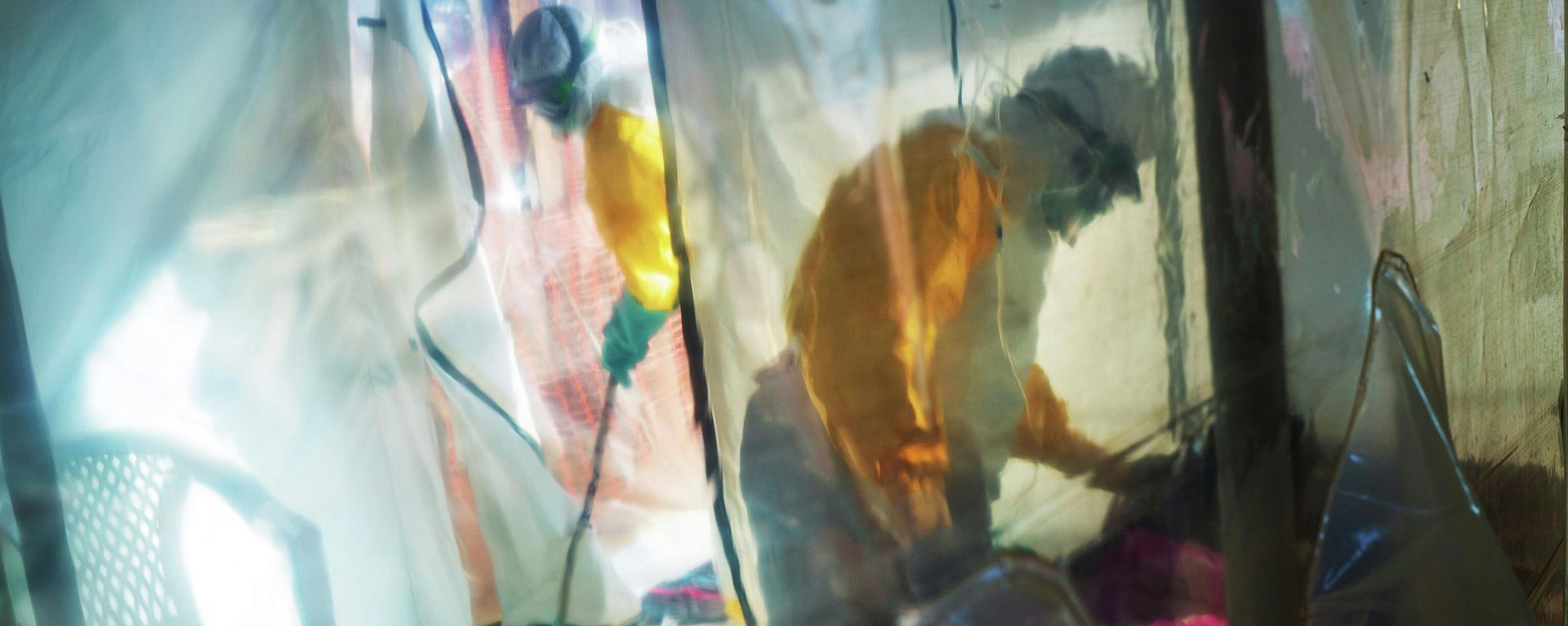 Health workers wearing protective suits tend to to an Ebola victim kept in an isolation tent in Beni, Democratic Republic of Congo, on Saturday, July 13, 2019. - Sputnik International, 1920, 13.10.2022