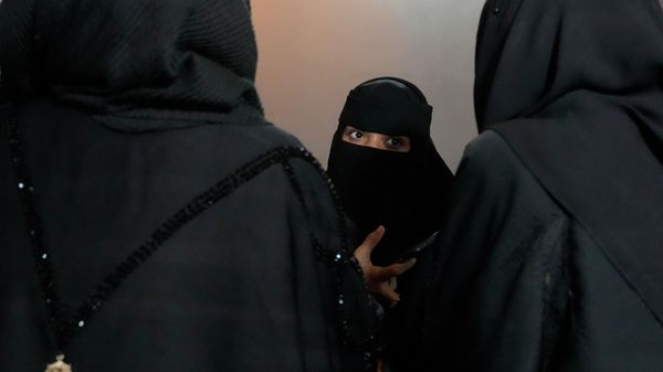 Muslim student Ayesha Anwar, 18, unable to attend school because of a statewide ban on the hijab in classes, chats with her friends at a cafe in Udupi, Karnataka state, India, Feb. 24, 2022. - Sputnik International