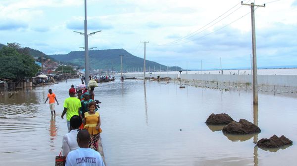 People stranded due to floods following several days of downpours In Kogi Nigeria, Thursday, Oct. 6, 2022.  - Sputnik International
