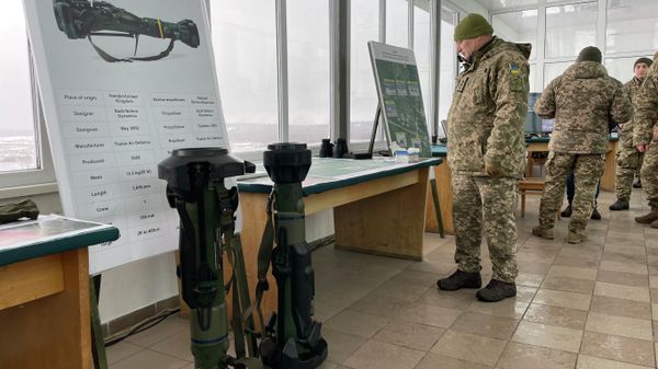 A Ukrainian Military Forces serviceman looks at Next generation Light Anti-tank Weapon (NLAW) Swedish-British anti-aircraft missile launchers before taking part in a drill at the firing ground of the International Center for Peacekeeping and Security, near the western Ukrainian city of Lvov on January 28, 2022 - Sputnik International