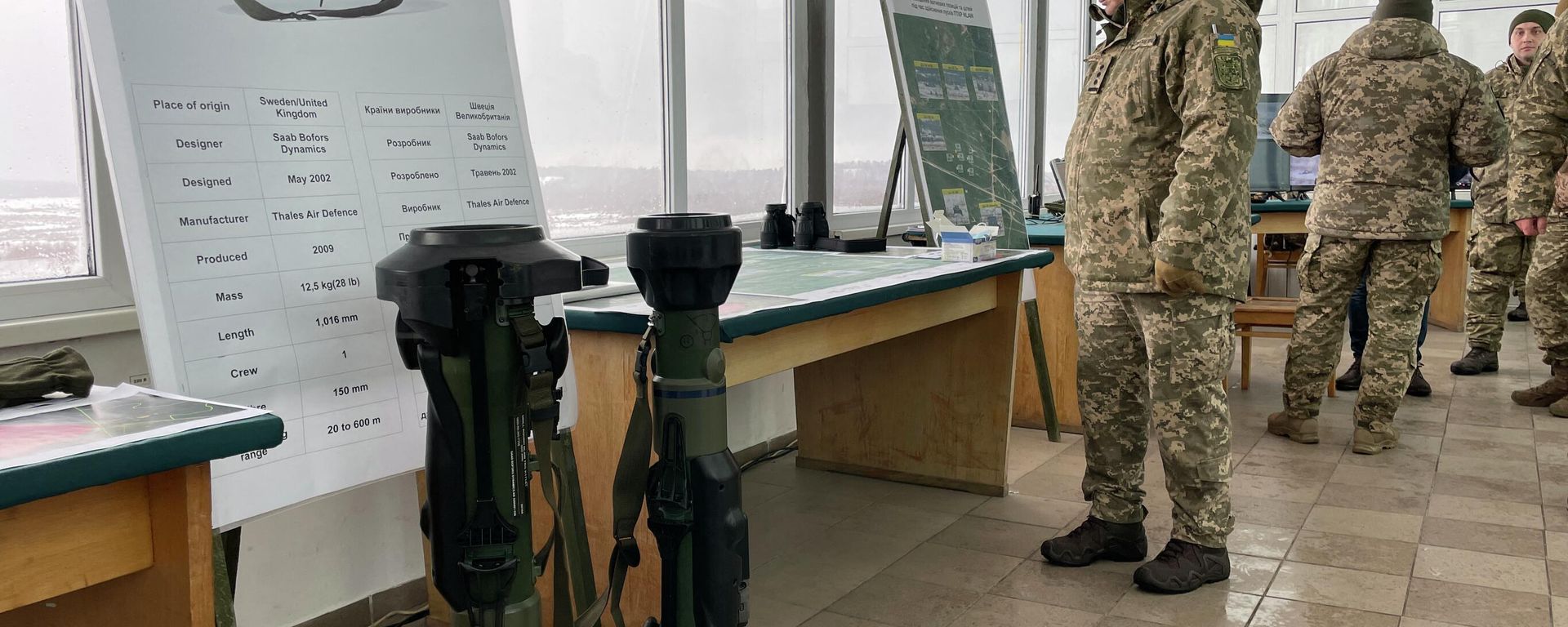 A Ukrainian Military Forces serviceman looks at Next generation Light Anti-tank Weapon (NLAW) Swedish-British anti-aircraft missile launchers before taking part in a drill at the firing ground of the International Center for Peacekeeping and Security, near the western Ukrainian city of Lvov on January 28, 2022 A Ukrainian Military Forces serviceman looks at Next generation Light Anti-tank Weapon (NLAW) Swedish-British anti-aircraft missile launchers before taking part in a drill at the firing ground of the International Center for Peacekeeping and Security, near the western Ukrainian city of Lvov on January 28, 2022 - Sputnik International, 1920, 25.10.2022