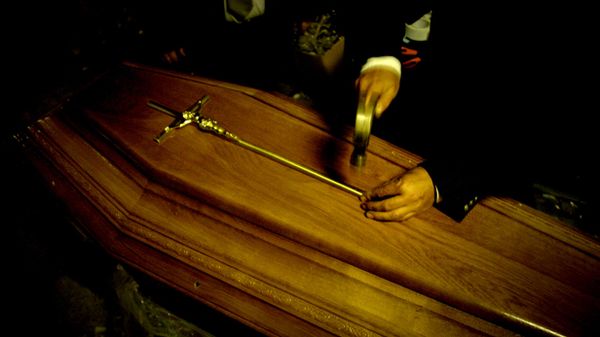 A coffin carrier prepares a coffin in their warehouse 09 November 2006 in Genilac as they prepare for a funeral. - Sputnik International