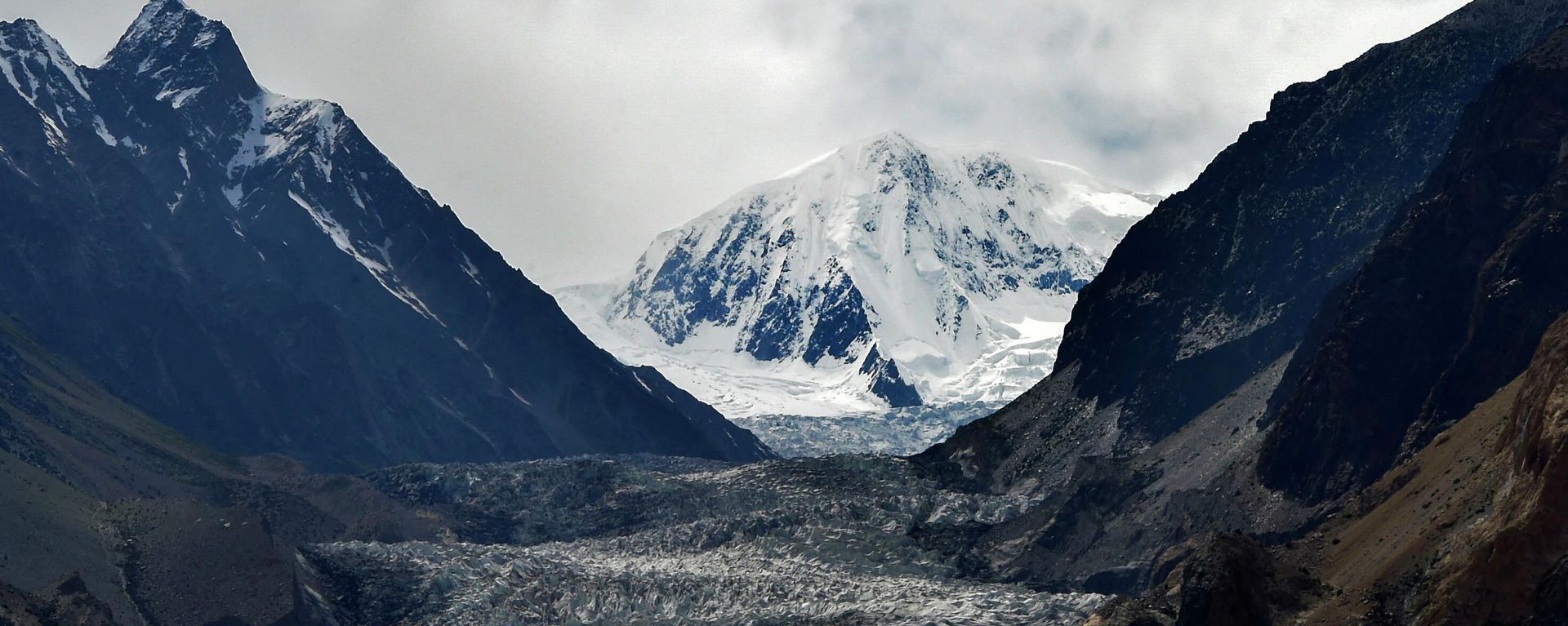This aerial picture taken on June 10, 2022, shows Passu glacier near Passu village in Pakistan's Gilgit-Baltistan region. This aerial picture taken on June 10, 2022, shows Passu glacier near Passu village in Pakistan's Gilgit-Baltistan region. - Sputnik International, 1920, 08.02.2023