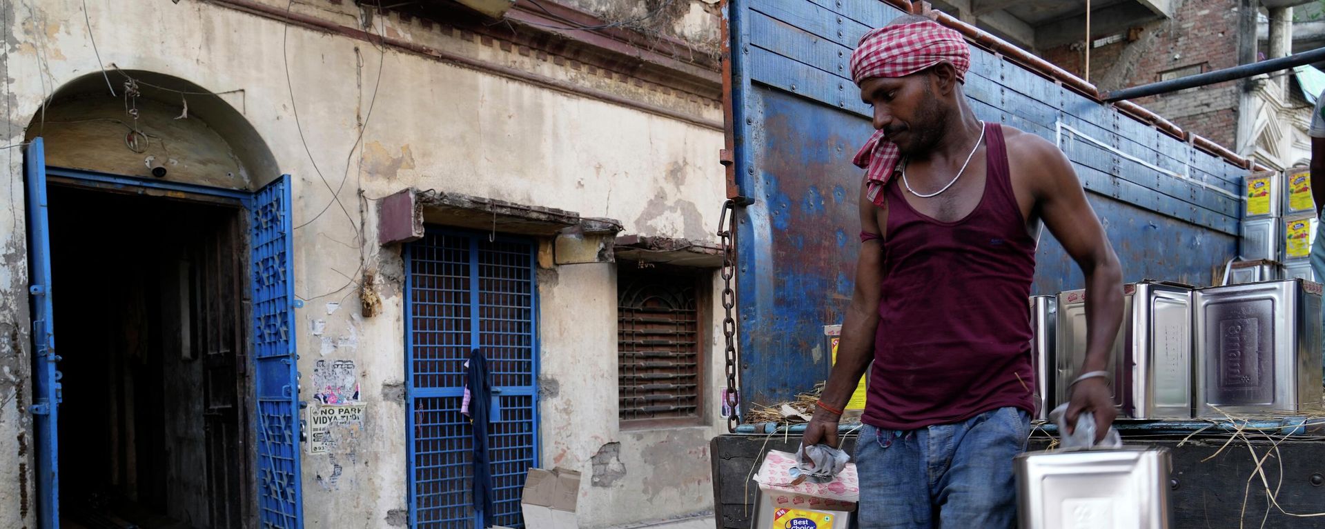 A laborer unloads cans of edible oil from a truck in Prayagraj, India, Tuesday, May 24, 2022. A laborer unloads cans of edible oil from a truck in Prayagraj, India, Tuesday, May 24, 2022. - Sputnik International, 1920, 13.10.2022