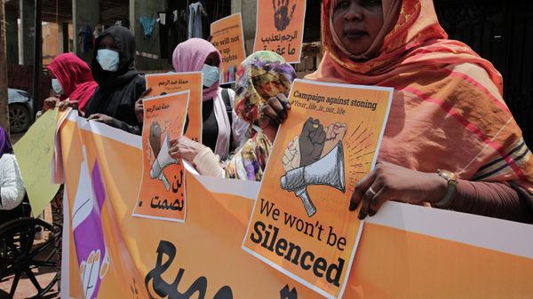 Women chant slogans and hold signs protesting violence against women and against women being sentenced to stoning for adultery, in front of the U.N. rights office in Khartoum, Sudan, Wednesday, Sept. 14, 2022.  - Sputnik International