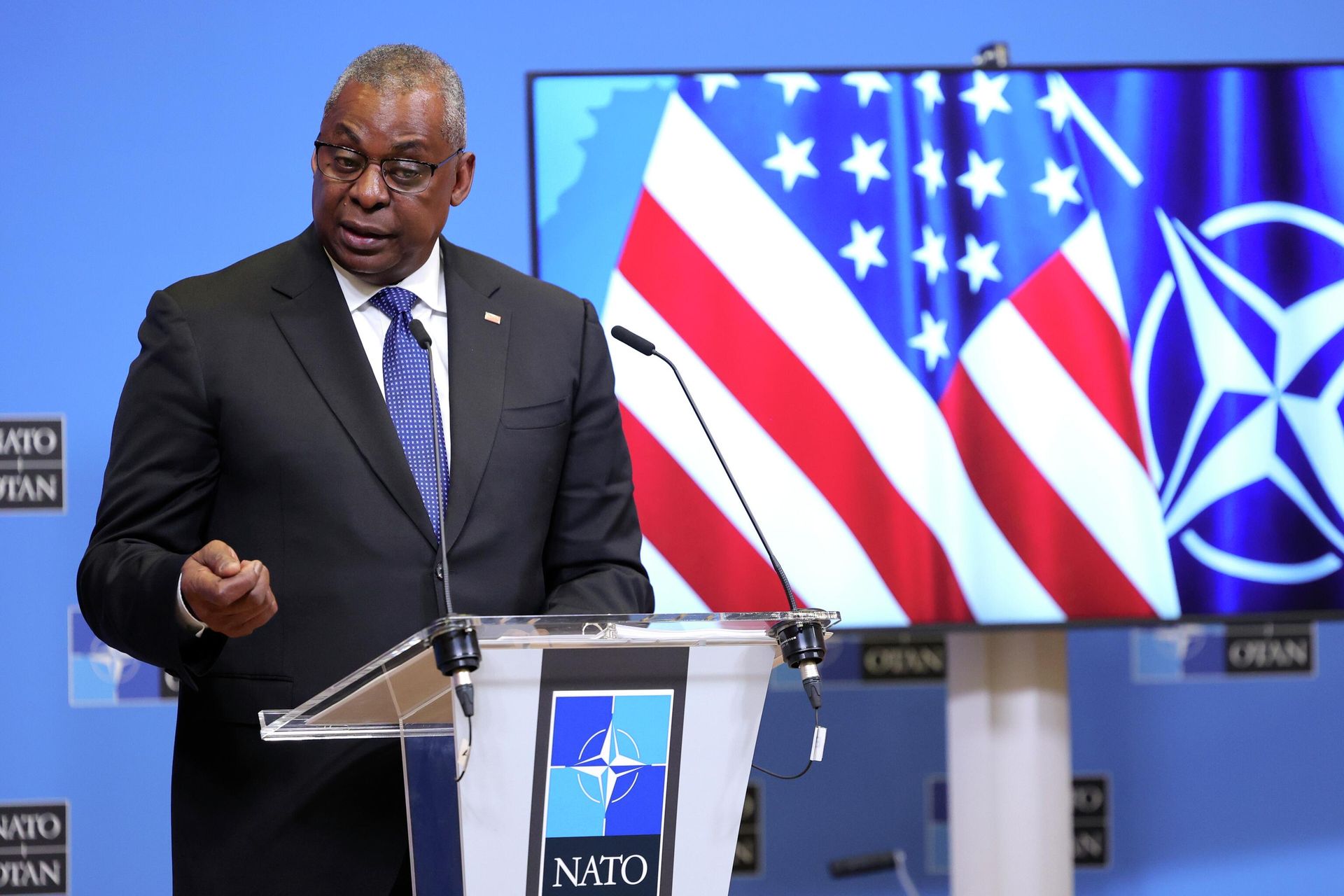 U.S. Secretary for Defense Lloyd J. Austin III speaks during a media conference after a meeting of NATO defense ministers at NATO headquarters in Brussels - Sputnik International, 1920, 29.10.2022