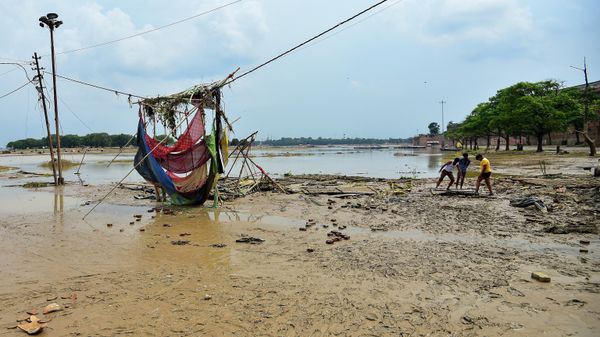 Vendors look for salvageable items after floodwaters receded near Sangam in Allahabad on September 3, 2022. - Sputnik International
