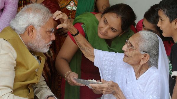 Narendra Modi is blessed with a 'tika' by his mother Hira Ba, in Gandhinagar about 23 kms from Ahmedabad on May 16, 2014. - Sputnik International