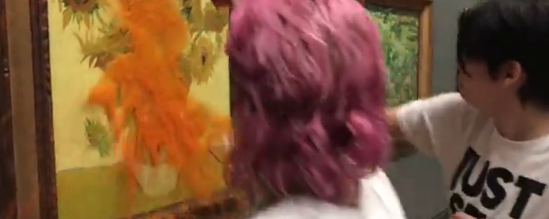 Eco-activists from the Just Stop Oil movement vandalized Van Gogh's Sunflowers painting at the National Gallery in London on October 14, 2022. Eco-activists from the Just Stop Oil movement vandalized Van Gogh's Sunflowers painting at the National Gallery in London on October 14, 2022. - Sputnik International, 1920, 14.10.2022