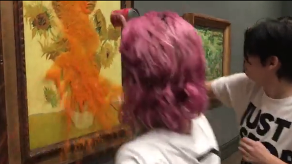 Eco-activists from the Just Stop Oil movement vandalized Van Gogh's Sunflowers painting at the National Gallery in London on October 14, 2022. Eco-activists from the Just Stop Oil movement vandalized Van Gogh's Sunflowers painting at the National Gallery in London on October 14, 2022. - Sputnik International
