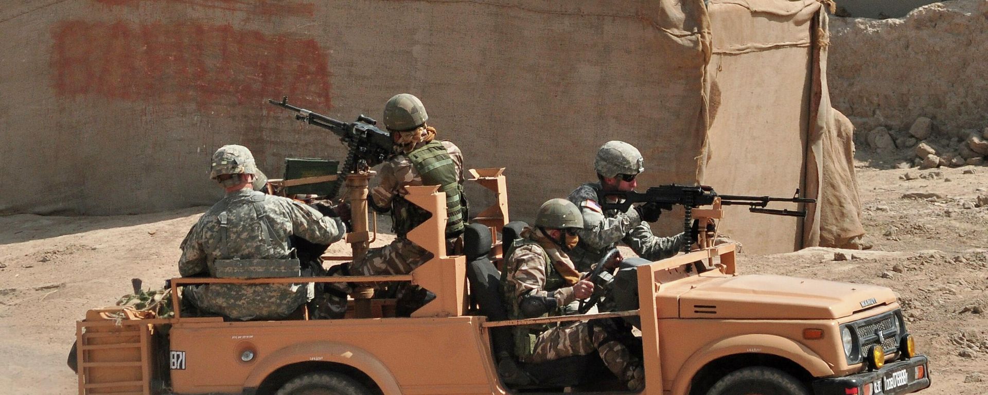 US Army troops and Indian soldiers ride in a jeep together as they train during a joint military exercise with Indian Army troops called Yudh Abhyas 2011-12 in the desert near Bikaner, in the western Indian state of Rajasthan, Tuesday, March 13, 2012. US Army troops and Indian soldiers ride in a jeep together as they train during a joint military exercise with Indian Army troops called Yudh Abhyas 2011-12 in the desert near Bikaner, in the western Indian state of Rajasthan, Tuesday, March 13, 2012. - Sputnik International, 1920, 14.10.2022