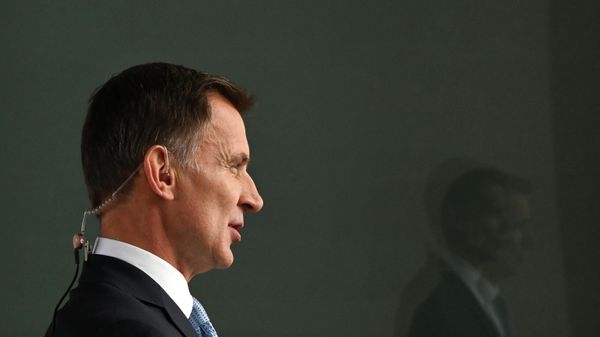 Conservative politician Jeremy Hunt gives an interview outside the BBC studios in central London on July 10, 2022, after appearing on the BBC's 'Sunday Morning' political television show with journalist Sophie Raworth.  - Sputnik International