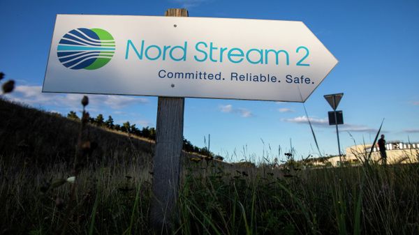 A road sign directs traffic towards the Nord Stream 2 gas line landfall facility entrance in Lubmin, north eastern Germany, on September 7, 2020 - Sputnik International