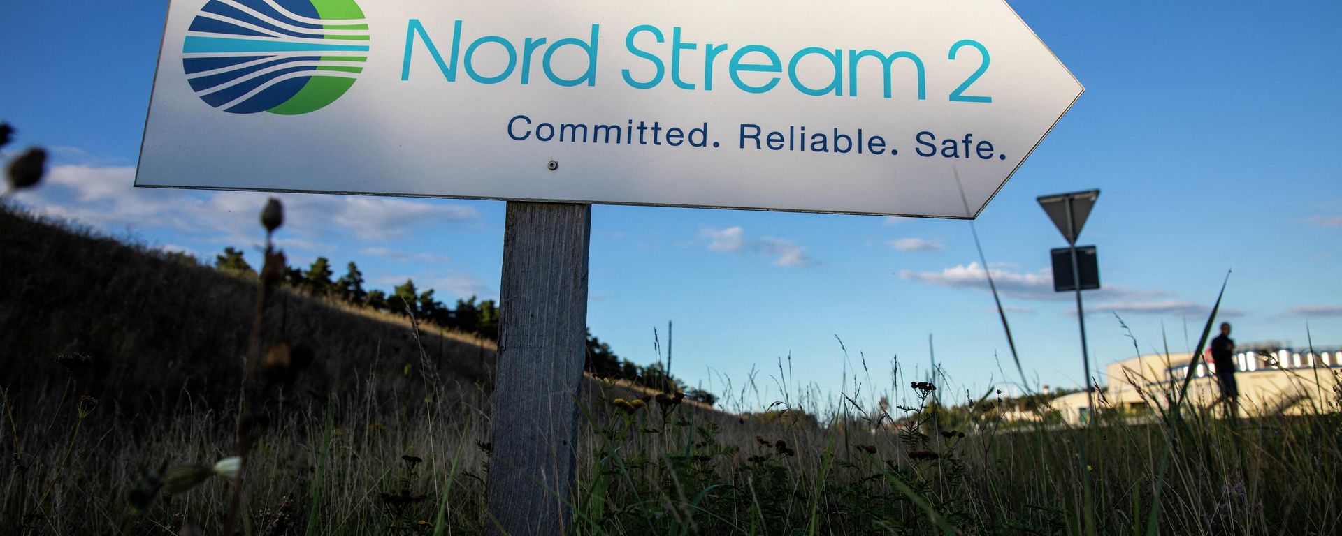 A road sign directs traffic towards the Nord Stream 2 gas line landfall facility entrance in Lubmin, north eastern Germany, on September 7, 2020 A road sign directs traffic towards the Nord Stream 2 gas line landfall facility entrance in Lubmin, north eastern Germany, on September 7, 2020 - Sputnik International, 1920, 15.10.2022