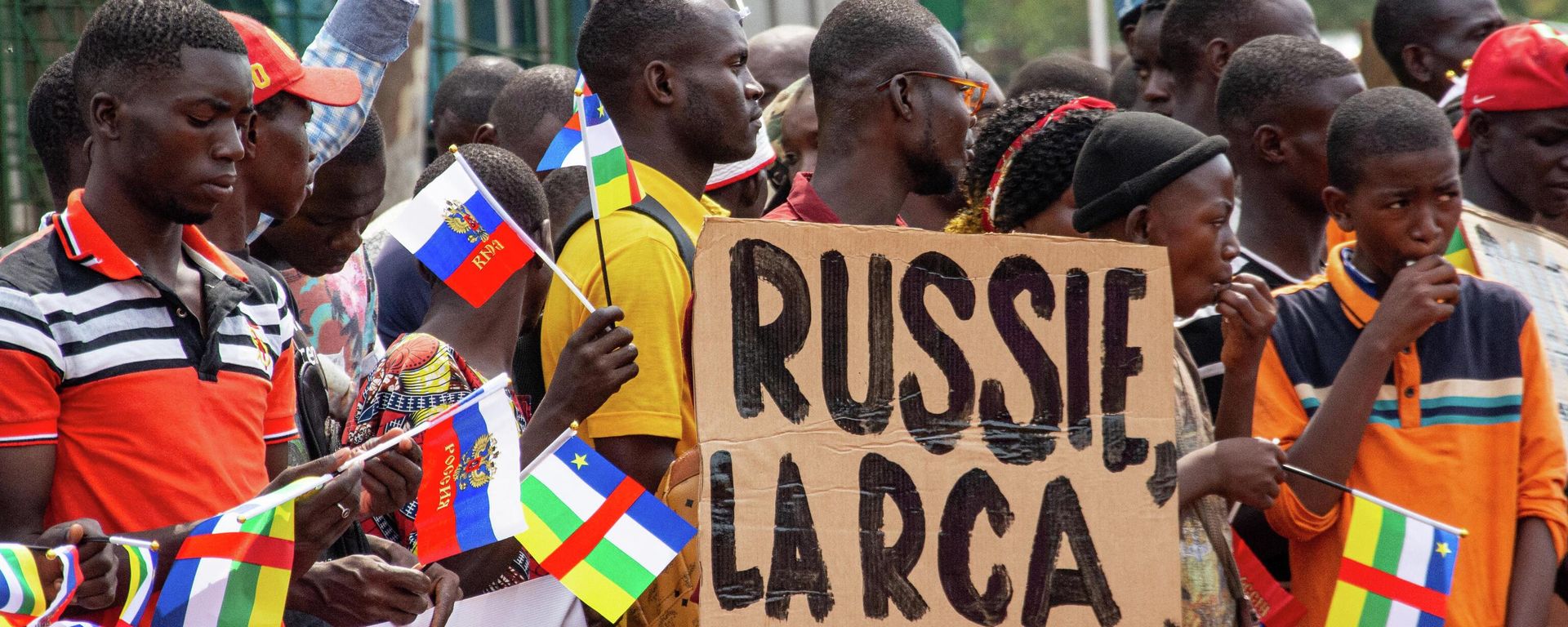 Russian and Central African Republic flags are waived by demonstrators gathered in Bangui on March 5, 2022 during a rally in support of Russia. Russian and Central African Republic flags are waived by demonstrators gathered in Bangui on March 5, 2022 during a rally in support of Russia. - Sputnik International, 1920, 15.10.2022