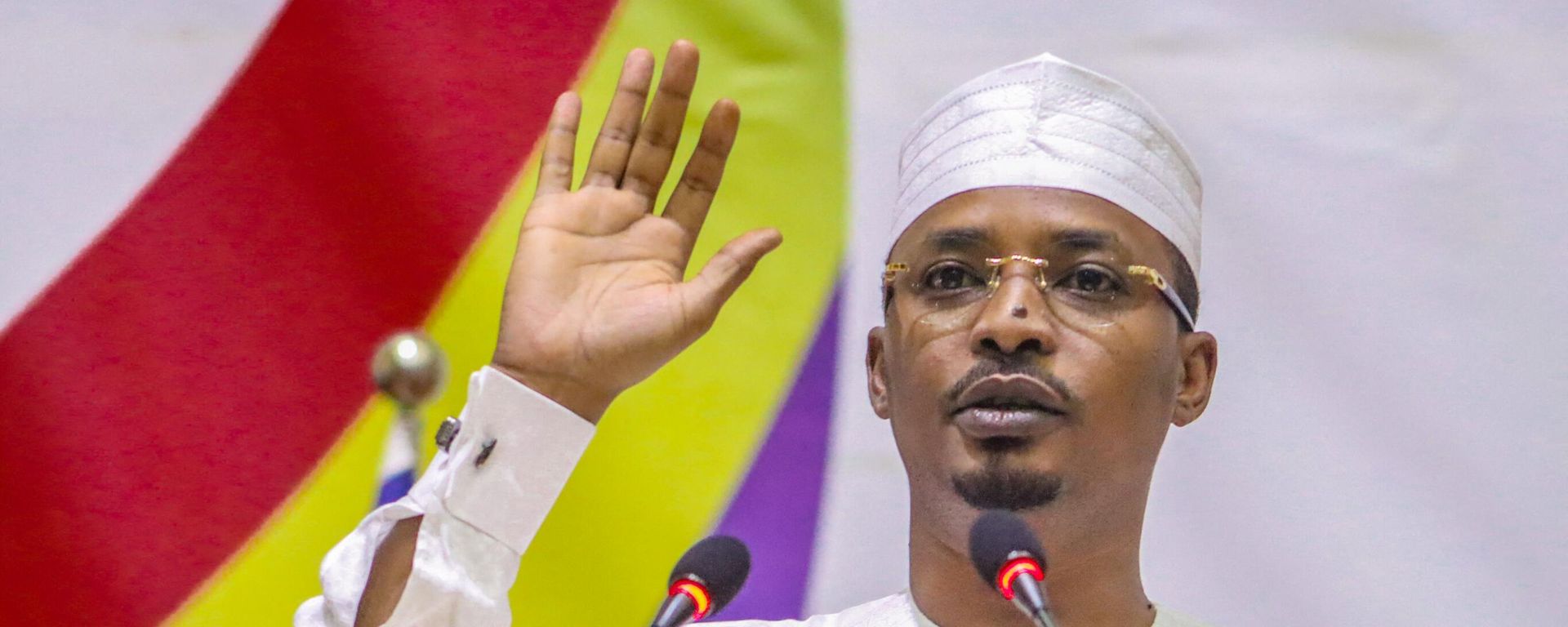 Mahamat Idriss Deby raises his hand as he is sworn in as Chad's transitional president, in N’Djamena on October 10, 2022. (Photo by DENIS SASSOU GUEIPEUR / AFP) Mahamat Idriss Deby raises his hand as he is sworn in as Chad's transitional president, in N’Djamena on October 10, 2022. (Photo by DENIS SASSOU GUEIPEUR / AFP) - Sputnik International, 1920, 25.10.2022