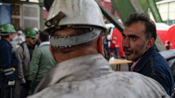 A rescuer cries outside a coal mine after an explosion in Amasra, in Bartin Province, Turkey, on October 15, 2022 - Sputnik International