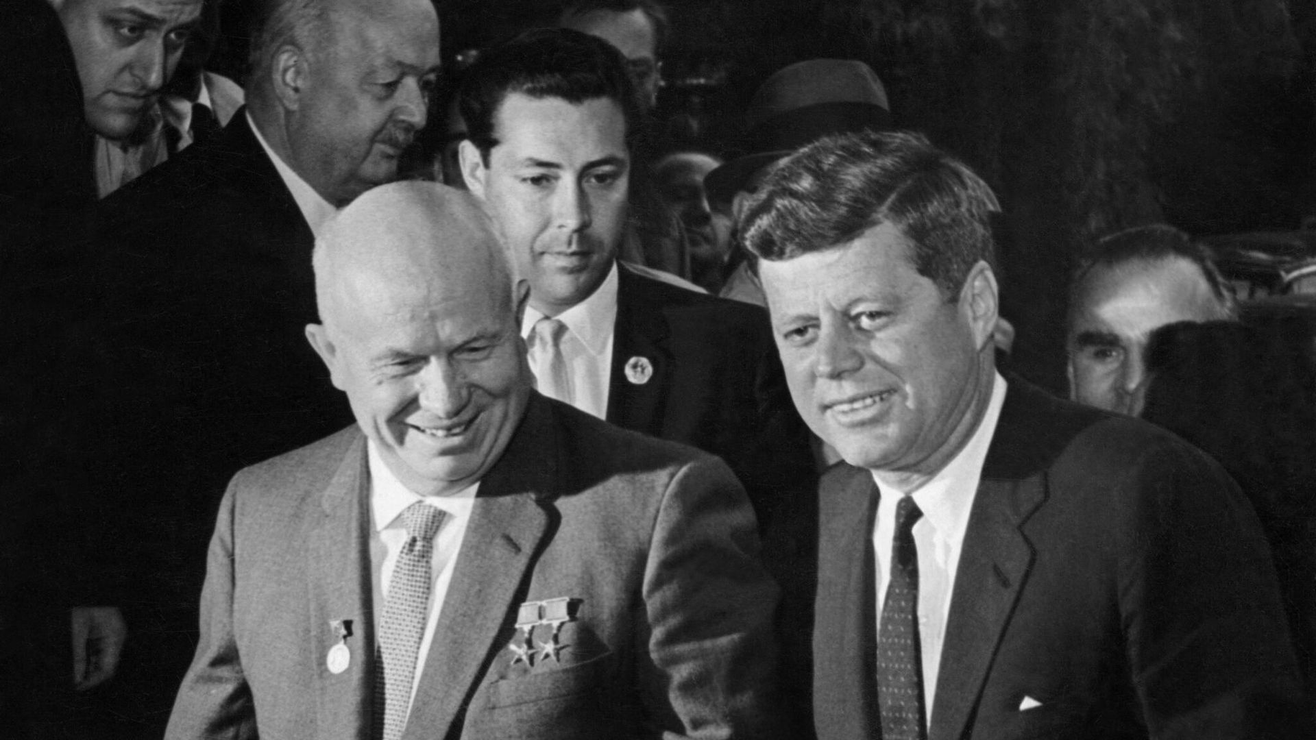 US President John Fitzgerald Kennedy (R) and USSR leader Nikita Sergeyevich Khrushchev head to their first meeting 03 June 1961 at the start of the East-West talks in Vienna, one year before the beginning of the 1962 Cuban missile crisis. US President John Fitzgerald Kennedy (R) and USSR leader Nikita Sergeyevich Khrushchev head to their first meeting 03 June 1961 at the start of the East-West talks in Vienna, one year before the beginning of the 1962 Cuban missile crisis. - Sputnik International, 1920, 16.10.2022