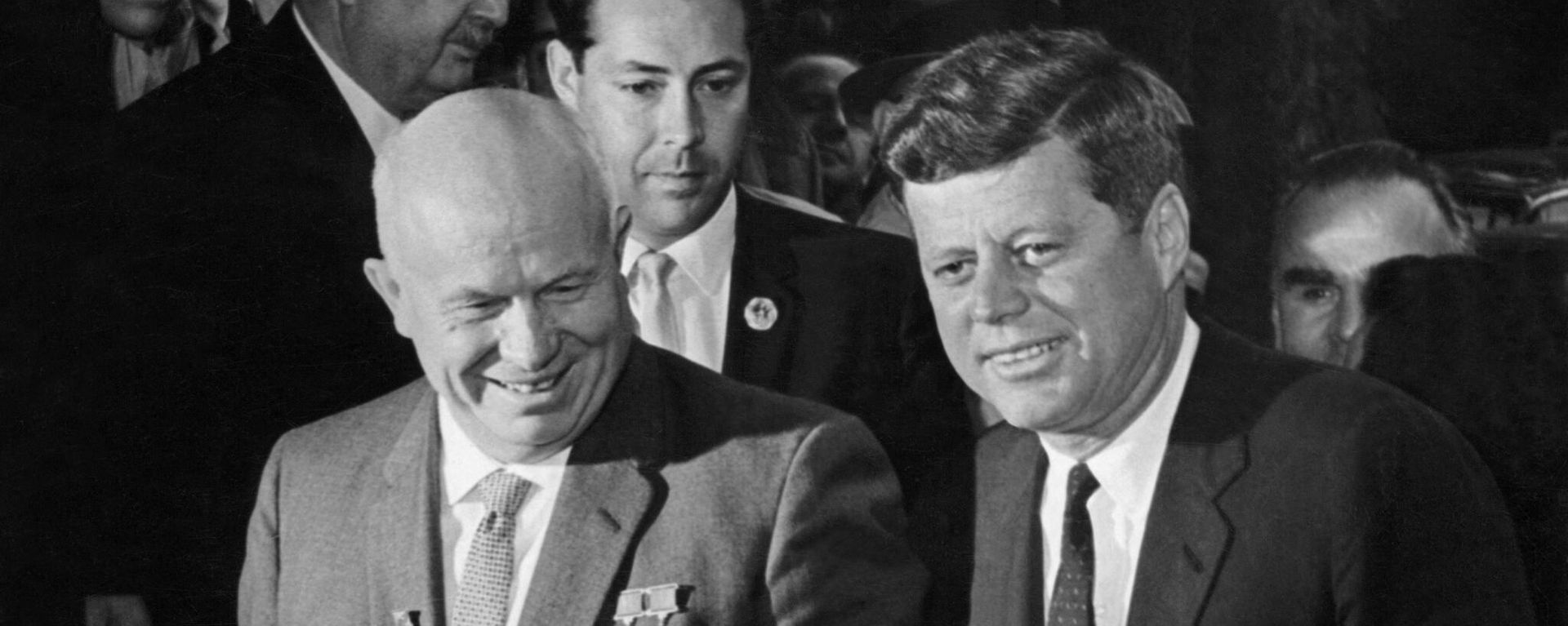 US President John Fitzgerald Kennedy (R) and USSR leader Nikita Sergeyevich Khrushchev head to their first meeting 03 June 1961 at the start of the East-West talks in Vienna, one year before the beginning of the 1962 Cuban missile crisis. US President John Fitzgerald Kennedy (R) and USSR leader Nikita Sergeyevich Khrushchev head to their first meeting 03 June 1961 at the start of the East-West talks in Vienna, one year before the beginning of the 1962 Cuban missile crisis. - Sputnik International, 1920, 16.10.2022