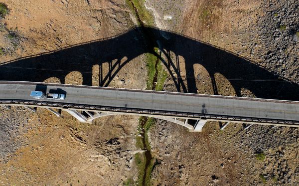 A vehicle drives over a mostly dry section of Shasta Lake in Lakehead, California on October 16, 2022. - Shasta Lake currently sits at 32% of its capacity as drought conditions persist throughout the west.  - Sputnik International