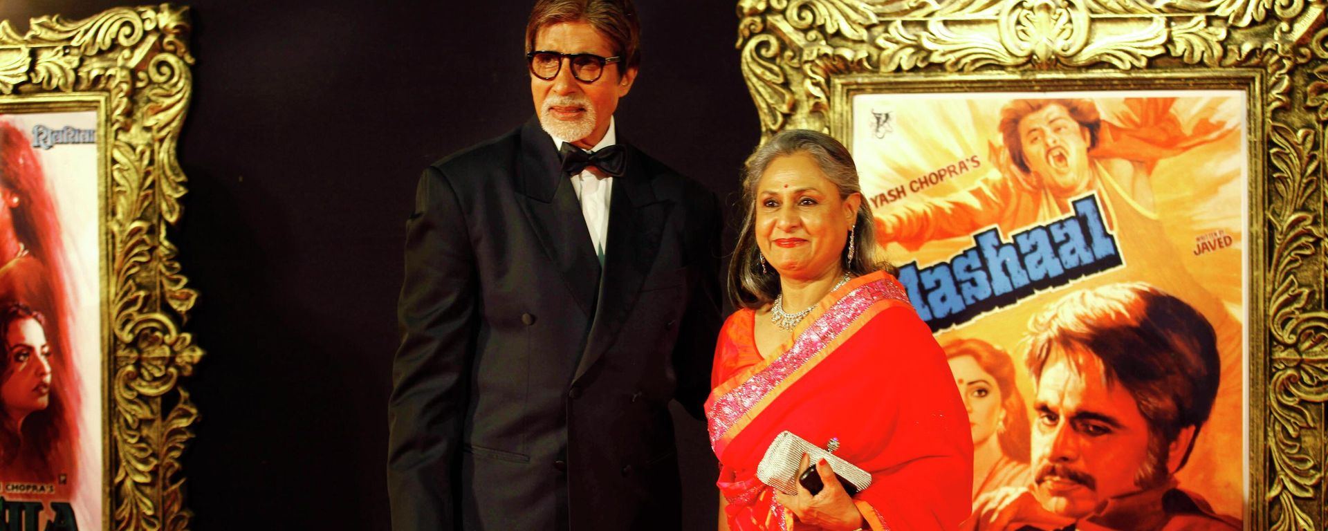In this Monday, Nov. 12, 2012 photo, Bollywood megastar Amitabh Bachchan and his wife Jaya Bachchan pose for photographs during the premiere of the film Jab Tak Hai Jaan or As long as I Am Alive in Mumbai, India. In this Monday, Nov. 12, 2012 photo, Bollywood megastar Amitabh Bachchan and his wife Jaya Bachchan pose for photographs during the premiere of the film Jab Tak Hai Jaan or As long as I Am Alive in Mumbai, India. - Sputnik International, 1920, 17.10.2022