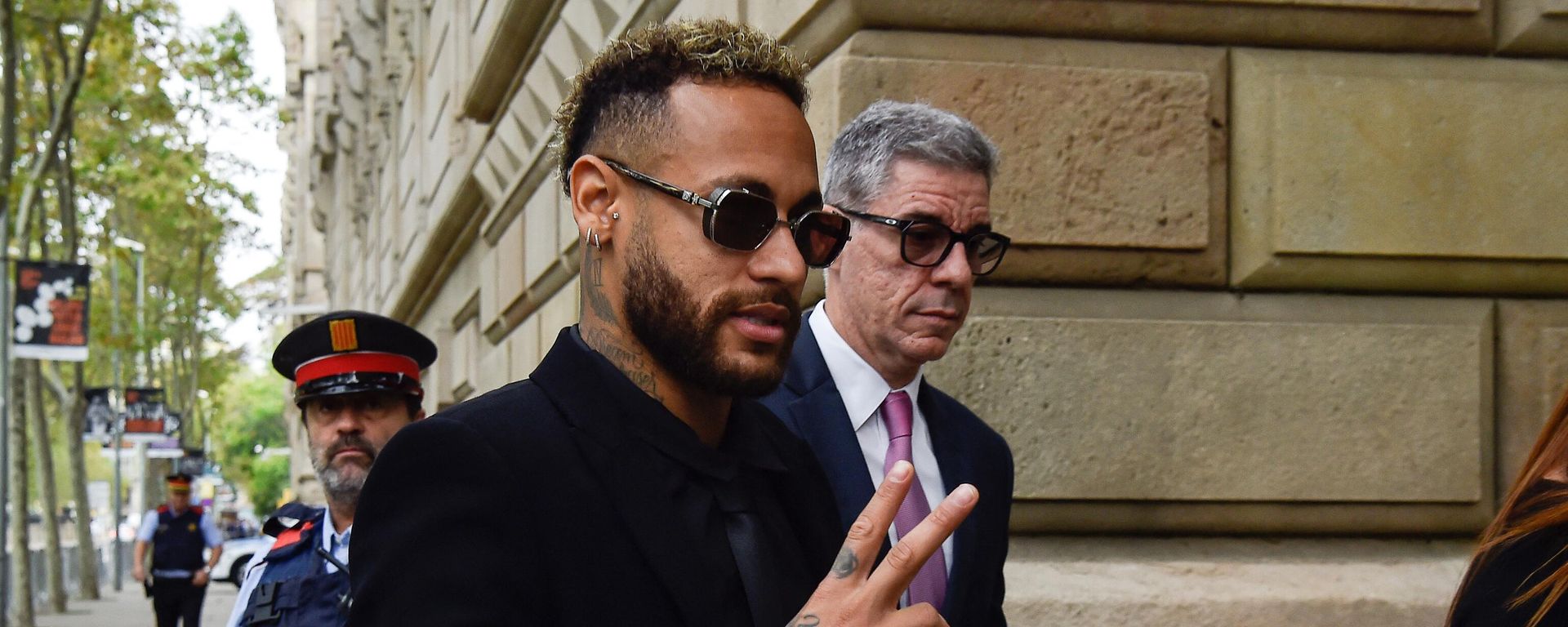 Paris Saint-Germain's Brazilian forward Neymar gestures as he leaves after attending the opening audience at the courthouse in Barcelona on October 17, 2022, on the first day of his trial. - Paris Saint-Germain's Brazilian forward Neymar gestures as he leaves after attending the opening audience at the courthouse in Barcelona on October 17, 2022, on the first day of his trial. - - Sputnik International, 1920, 17.10.2022