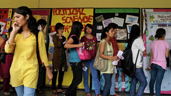 Delhi university applicants queue for admission forms at Miranda College in New Delhi, India, Thursday, June 16, 2011. - Sputnik International