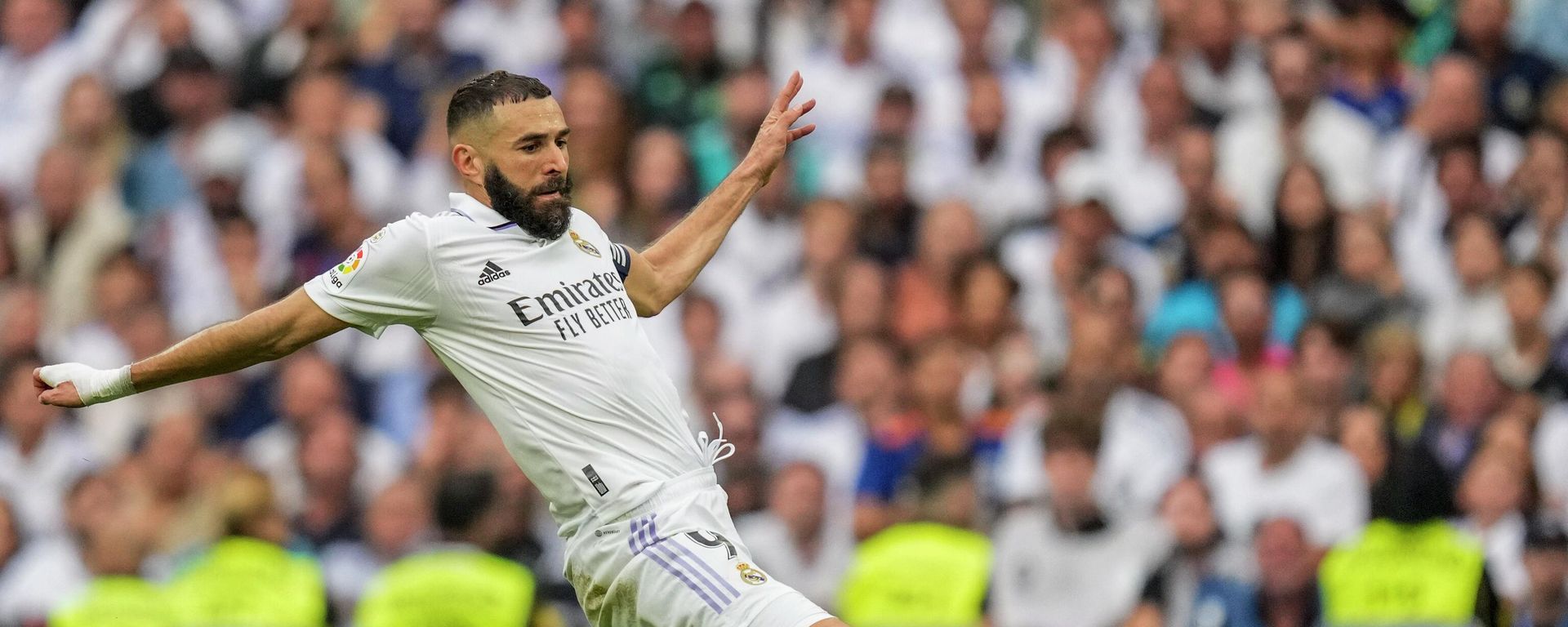 Real Madrid's Karim Benzema dives for the ball during La Liga soccer match between Real Madrid and FC Barcelona in Madrid, Spain, Sunday, Oct. 16, 2022. - Sputnik International, 1920, 04.06.2023