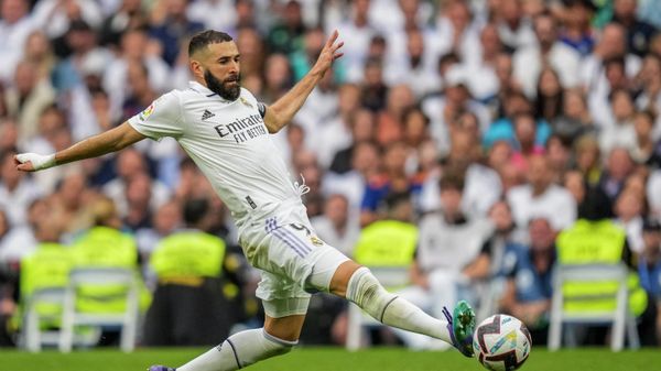 Real Madrid's Karim Benzema dives for the ball during La Liga soccer match between Real Madrid and FC Barcelona in Madrid, Spain, Sunday, Oct. 16, 2022. - Sputnik International