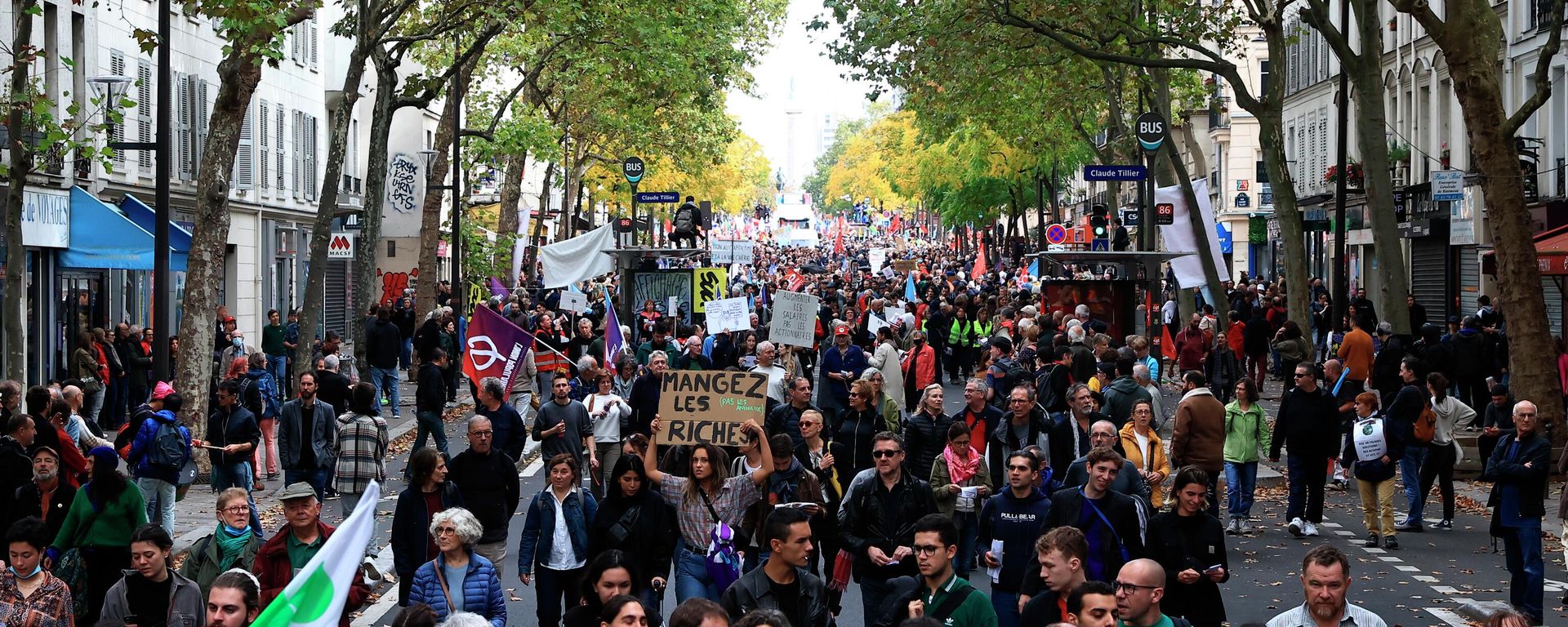 People gather for a march against the high cost of living and climate inaction in Paris, France, Sunday Oct. 16, 2022. - Sputnik International, 1920, 19.10.2022