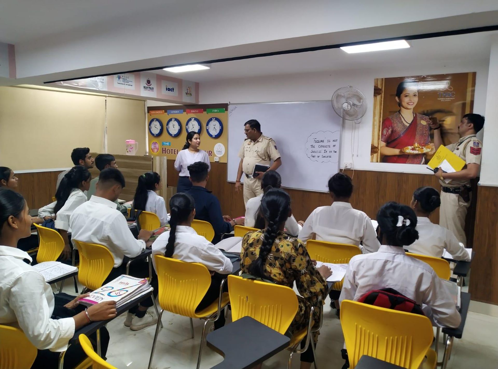 SHO Dhanjay Gupta Interacting With Students  - Sputnik International, 1920, 18.10.2022
